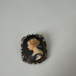 Vintage Hand Painted by a single thread 🪡 Brooch